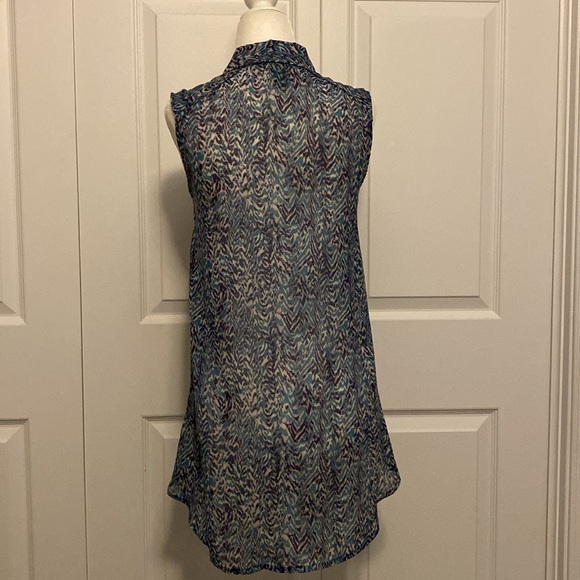 H&M sleeveless button down top - Picture 2 of 4